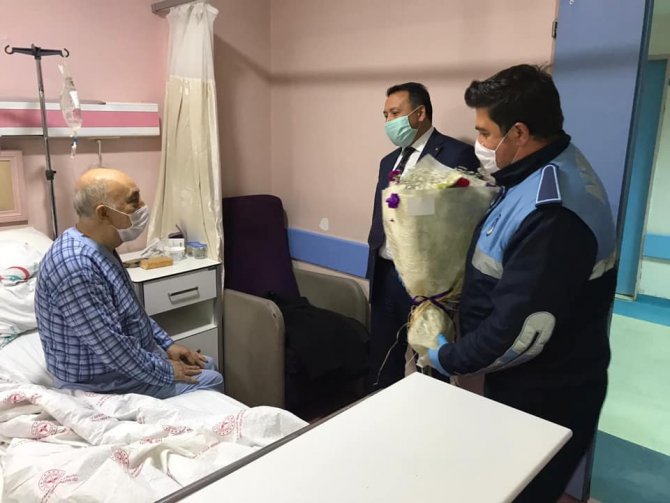 Kibarca verdiği siparişle tanınan Burhan amcaya hastanede ziyaret