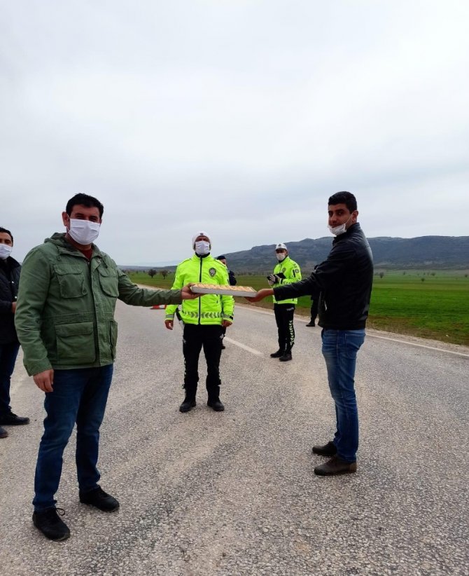 Başkan Çiğdem’den polislere baklava ikramı