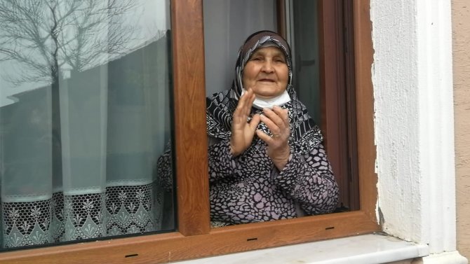 80 yaşındaki Nazmiye nine, koronavirüsü yendi