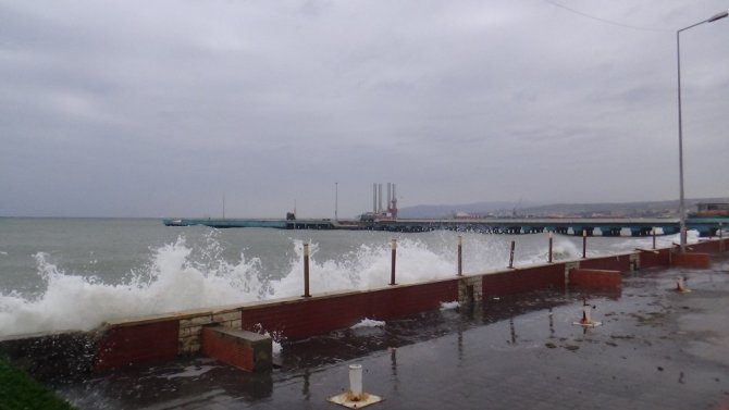 Fırtına nedeniyle Marmara’da dev dalgalar: Demir korkuluklar kırıldı