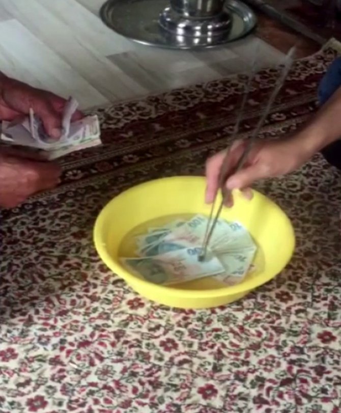 Korona virüse karşı emekli maaşını kaynar suda yıkadı