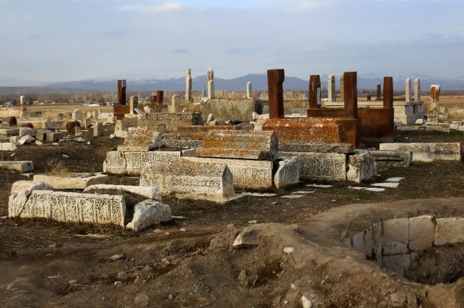 Dünya korona virüsü konuşurken, define avcıları Türk-İslam mezarlığını tahrip etti