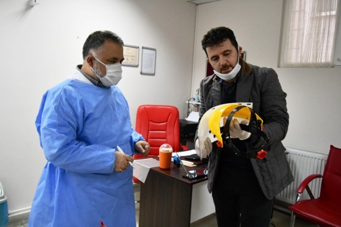 Altınova’da sağlıkçılara siperli maske dağıtıldı