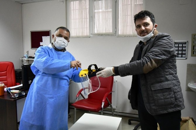 Altınova’da sağlıkçılara siperli maske dağıtıldı