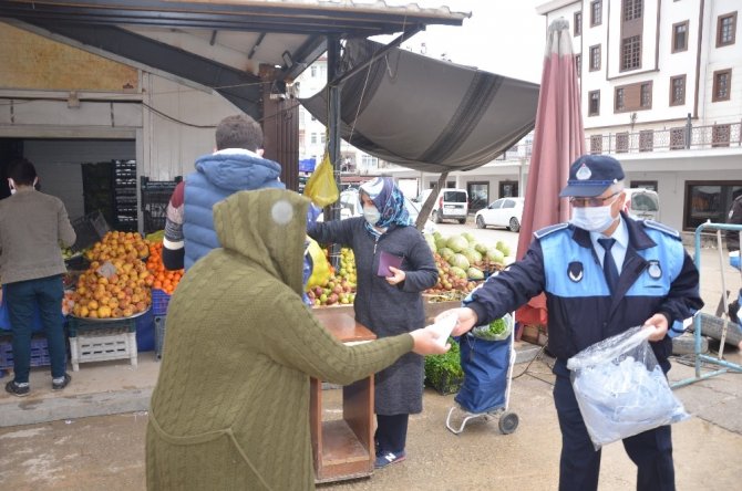 Boyabat Belediyesi’nden ücretsiz maske dağıtımı
