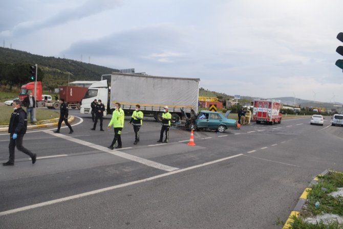 İzmir’de kamyon ile otomobil çarpıştı: 1 ölü