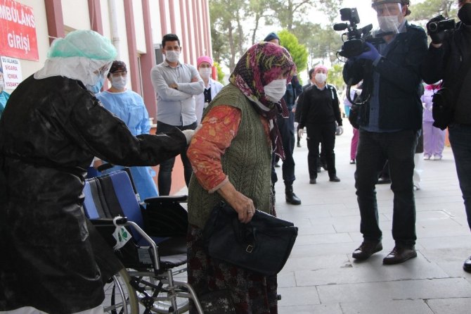 Hastanede ziyaret ettiği oğlundan virüs kapan 83 yaşındaki Ayşe Nine korona savaşını kazandı