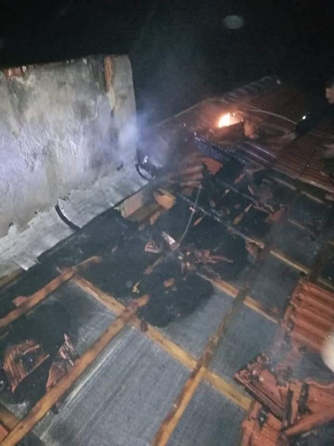 Türkeli’de 6 katlı binanın çatısında yangın