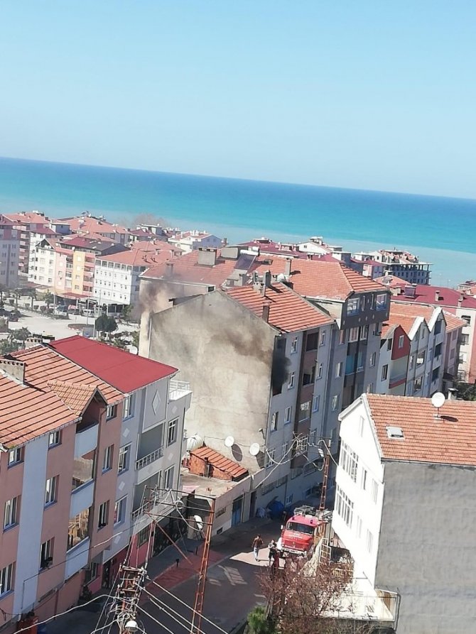 Türkeli’de apartmanda korkutan yangın
