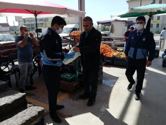 Viranşehir semt pazarında ücretsiz maske dağıtıldı