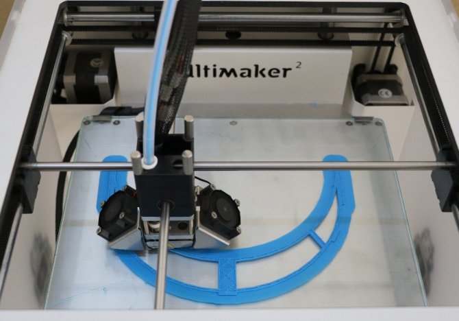Lise öğretmenleri 3D yazıcı ile 7 gün 24 saat siperlik üretiyor