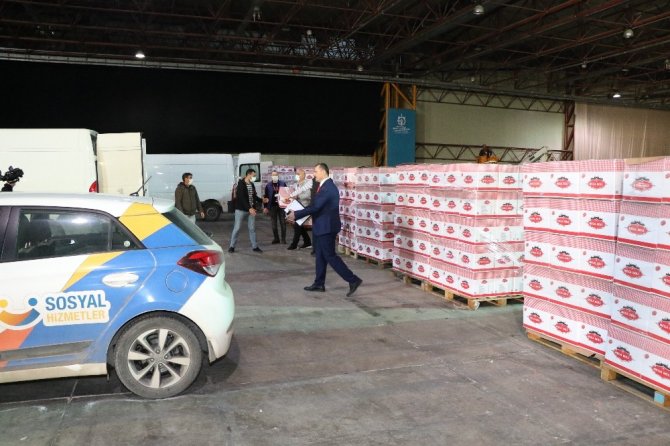 Kocaeli’de ihtiyaç sahibi ailelere ve esnaflara 105 bin kolilik gıda yardımı