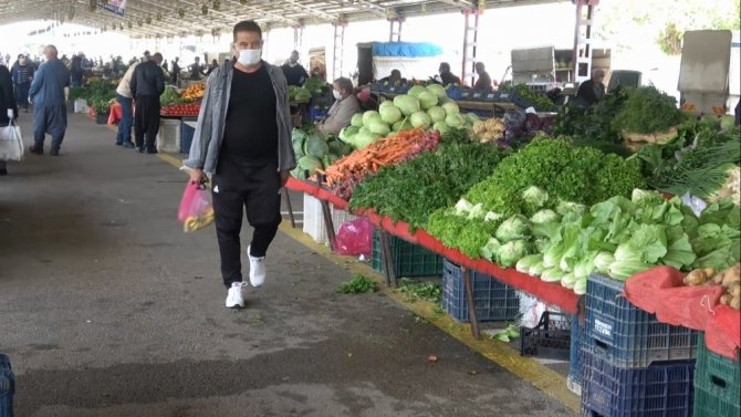 Mersin’de pazarlarda vatandaşlar ve esnaf korona tedbirlerine uyuyor