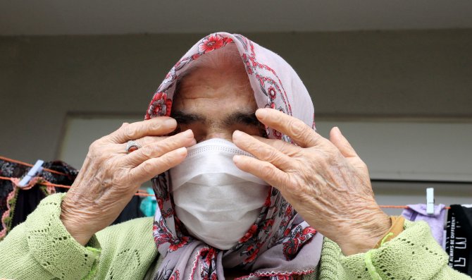 Koronavirüsü yenen 83 yaşındaki kadının iki oğlu da virüsten hayatını kaybetmiş