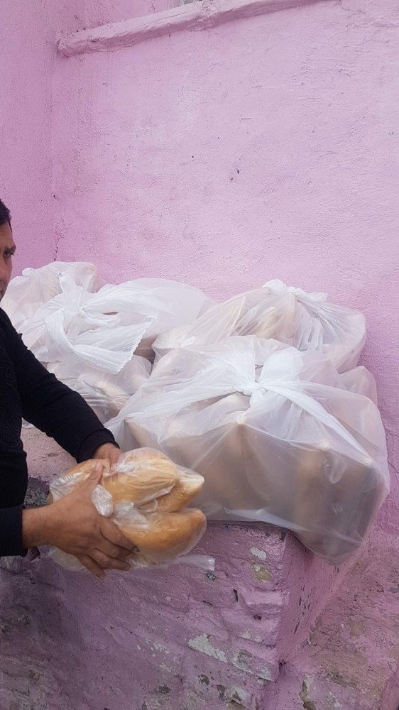 Kuşadası Romanlar Derneği hergün 1500 ekmek dağıtıyor