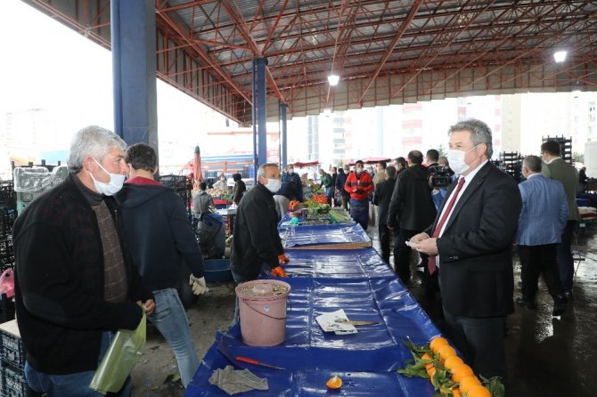 Başkan Palancıoğlu pazar yerinde korona virüs önlemlerini denetledi, alışveriş yaptı