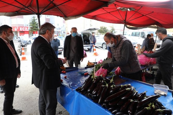 Başkan Palancıoğlu pazar yerinde korona virüs önlemlerini denetledi, alışveriş yaptı