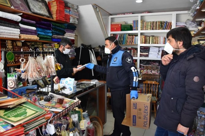 Tatvan Belediyesinden esnafa ücretsiz maske dağıtımı