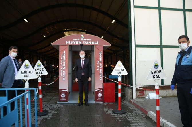 Bursa'da pazar girişine hijyen tünelleri kuruldu