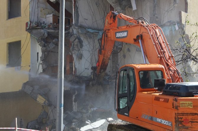 Büyükçekmece’de ağır hasarlı 64 daireli 8 binanın yıkım işlemlerine başlandı