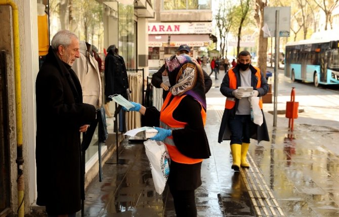 Büyükşehir Belediyesi günlük 61 bin maske dağıtıyor