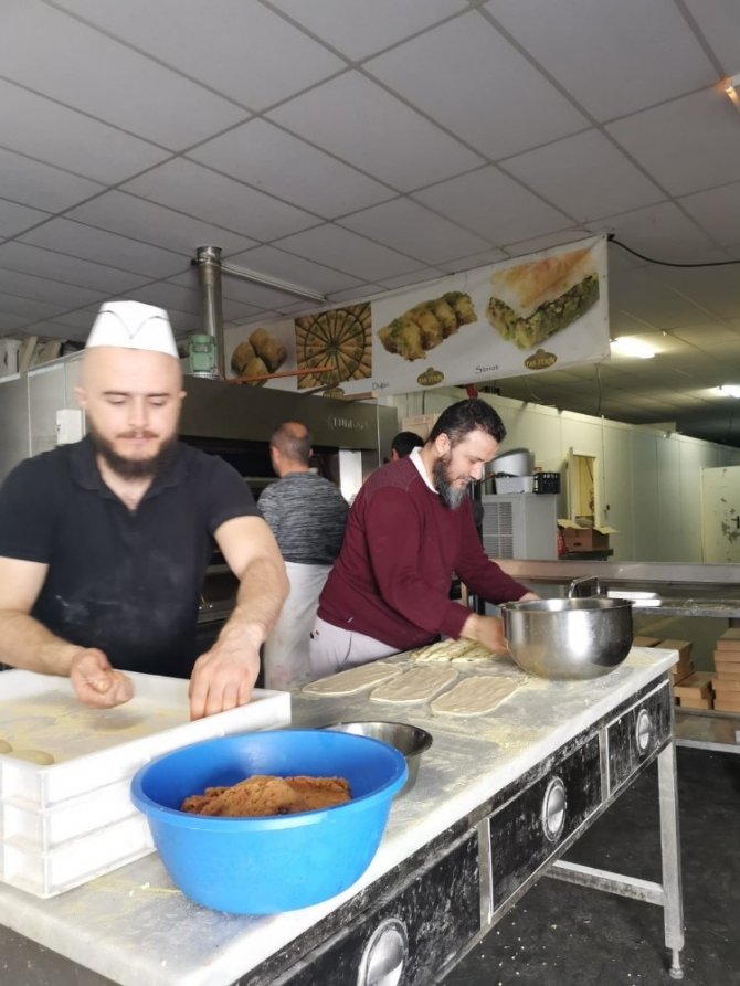 Fransa’da yaşayan Türklerden sağlık çalışanlarına yardım