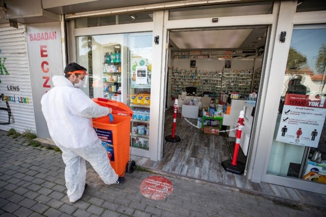 İzmir’de atık maske ve eldivenlere özel tıbbi kova