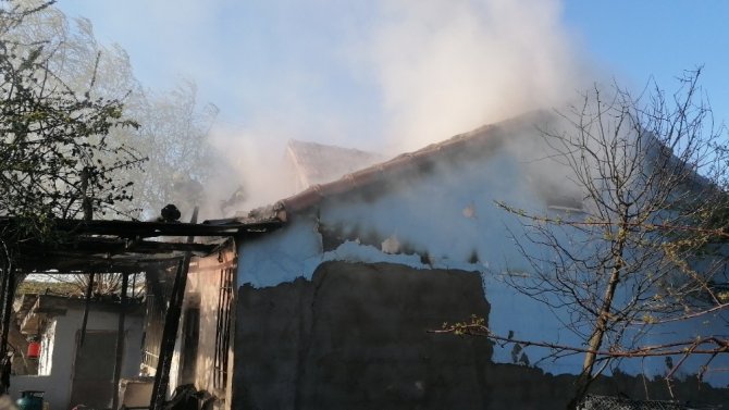 Çıkan yangın 5 kişilik aileyi evinden etti