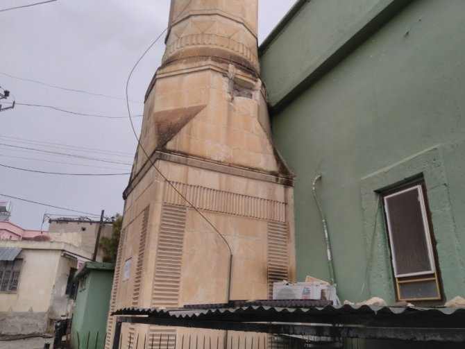 Tarsus’ta yıldırım caminin minaresine isabet etti