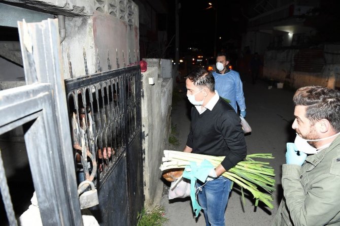 Galatasaray’ın efsanesi Ergün Penbe, Tarsus’ta gıda paketi dağıttı