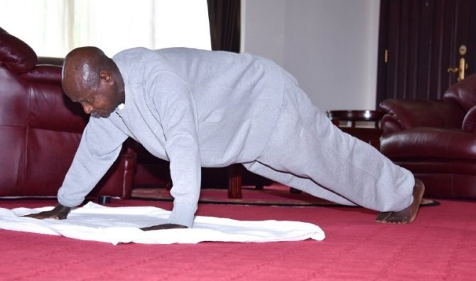Uganda Cumhurbaşkanı vatandaşlarını uyarmak için evinde spor yaptı