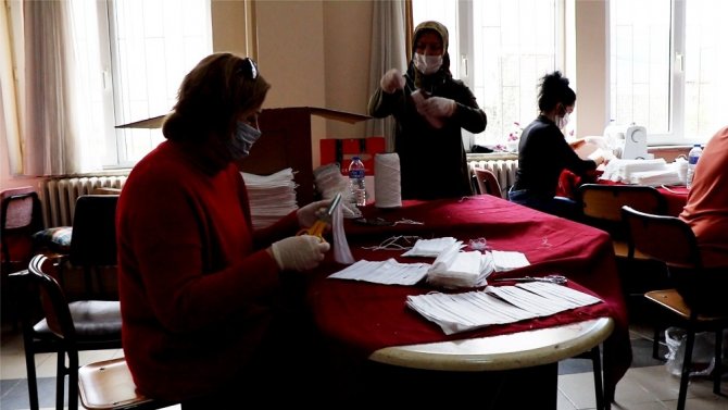 Çınarcık Belediyesi,Halk Eğitim Müdürlüğü ile birlikte maske üretiyor