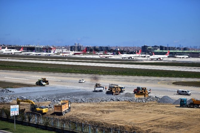 Atatürk Havalimanı’ndaki hummalı çalışma böyle görüntülendi