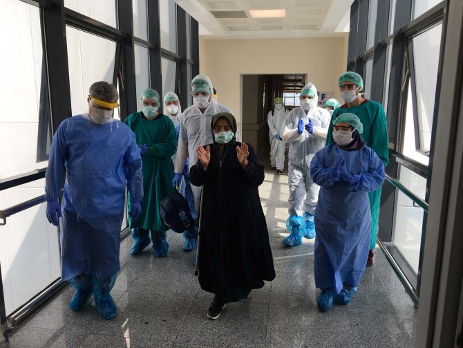 Konya'dan sevindiren haber! Kronik hastalıkları olan 74 yaşındaki kadın, koronavirüsü yendi
