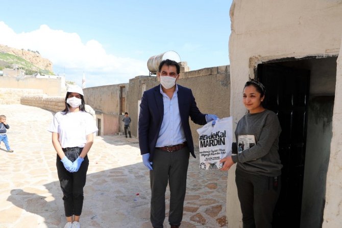 Mardin’de evinde sınavlara hazırlanan öğrencilere ücretsiz kitap desteği