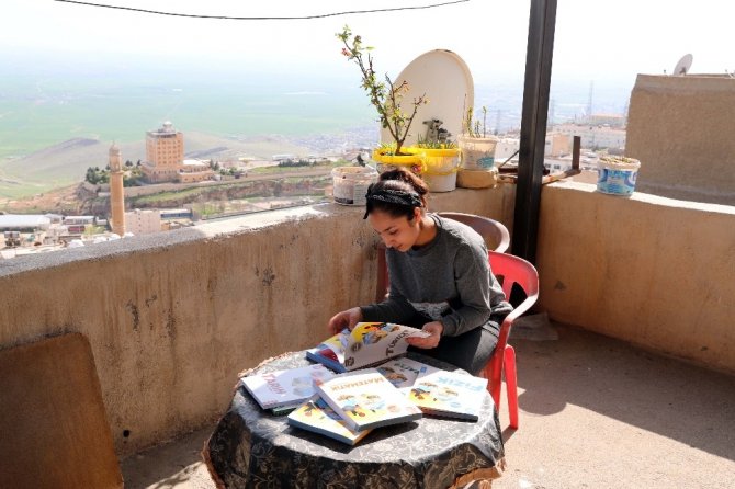 Mardin’de evinde sınavlara hazırlanan öğrencilere ücretsiz kitap desteği