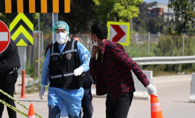 Korona virüs testi pozitif çıktı, hastaneden kaçıp polislere ...