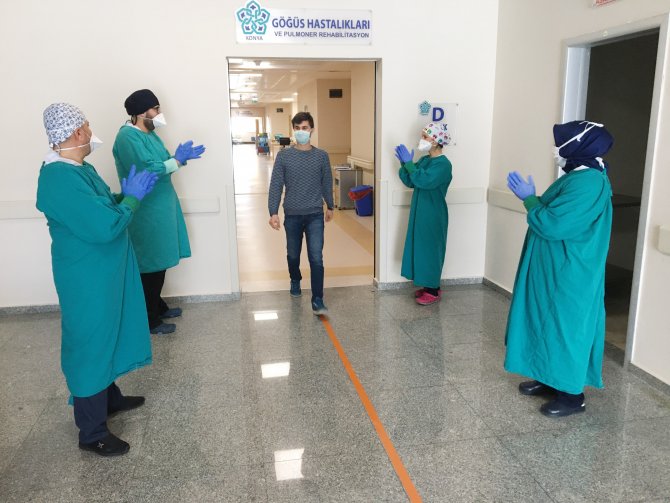 Hastaları tedavi ederken koronavirüse yakalanan hemşire, taburcu oldu