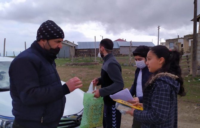 Öğretmenler okul kütüphanesini öğrencilerin evine taşıdı