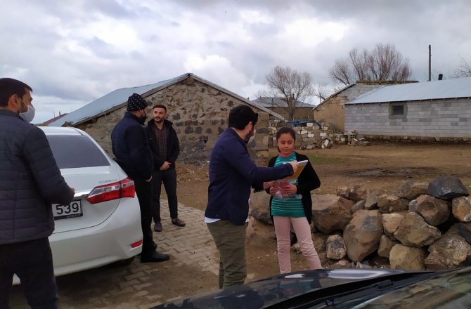 Öğretmenler okul kütüphanesini öğrencilerin evine taşıdı