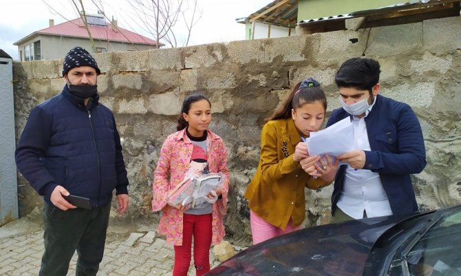 Öğretmenler okul kütüphanesini öğrencilerin evine taşıdı