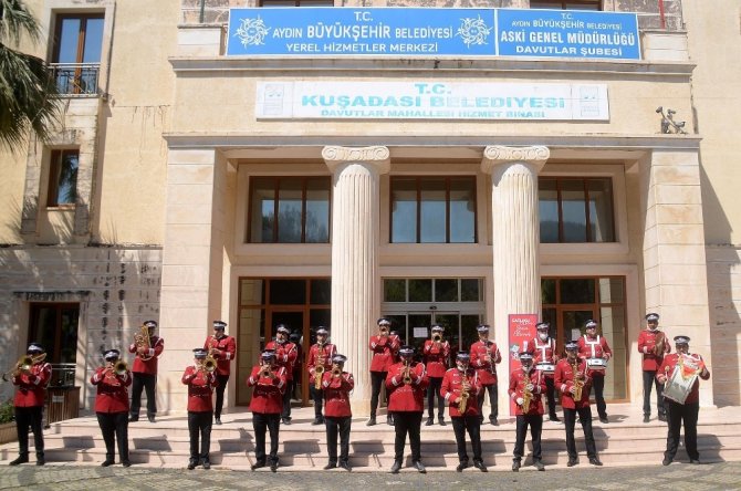 Kuşadası’nın efsane bandosu moral konserlerine devam ediyor