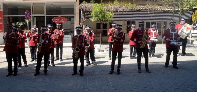 Kuşadası’nın efsane bandosu moral konserlerine devam ediyor