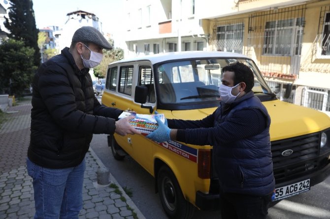 ‘Fizik Minibüsü’ ile topladığı kitapları öğrencilere ücretsiz dağıtıyor