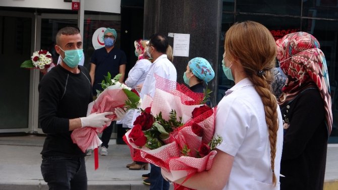 Korona virüsü yenenlerden sağlık çalışanlarına çiçekli teşekkür