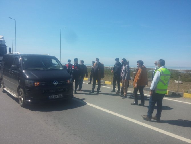 Denetim yapan polislere tatlı ikramı