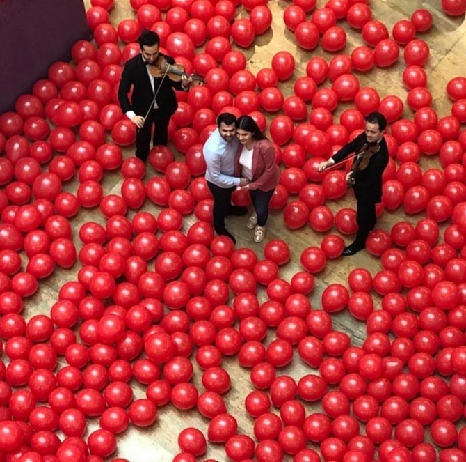 Eşinden, Elmira Namazova’ya 10 bin balonla evlilik yıl dönümü kutlaması