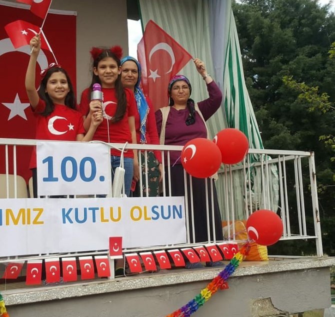 Evde kalan öğrencilere 23 Nisan çekimleri için itfaiye destek verdi