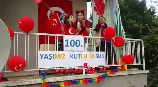 Evde kalan öğrencilere 23 Nisan çekimleri için itfaiye destek verdi