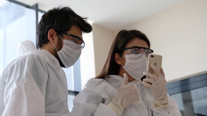 Pandemi nedeniyle hastanede nişan yapan sağlıkçı çifte, virüs şeklinde pasta
